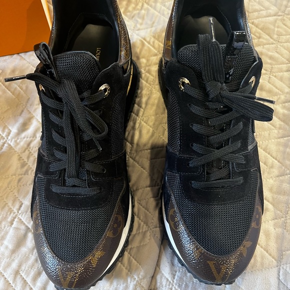 SOLD!!! ❤️❤️❤️LOOK. @@@ Authentic Louis Vuitton Black Runaway Sneakers @@@❤️❤️❤️ - Picture 5 of 16